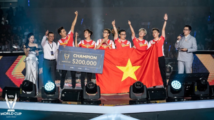 Vietnamese team lifts trophy at world video game tournament