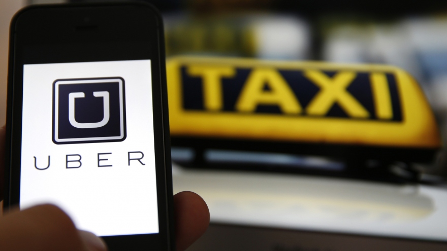 Vietnam's transport authorities urge Uber drivers to pay tax