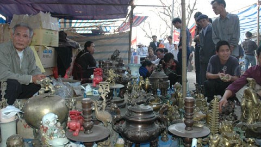 Buying luck at Vieng Market