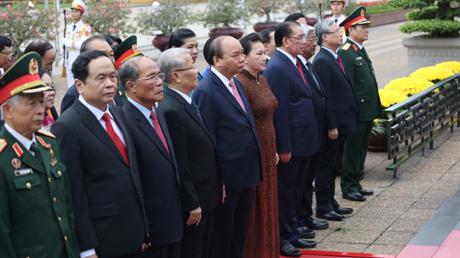 Senior leaders pay tribute to President Ho Chi Minh