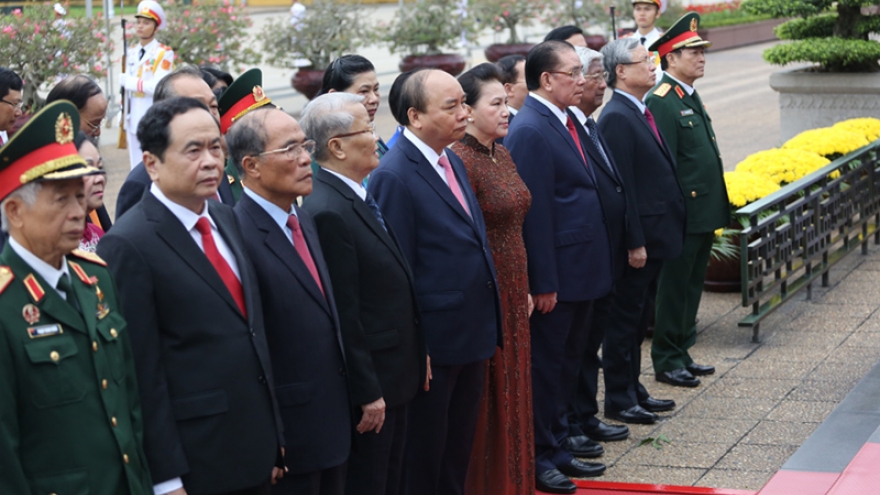 Senior leaders pay tribute to President Ho Chi Minh