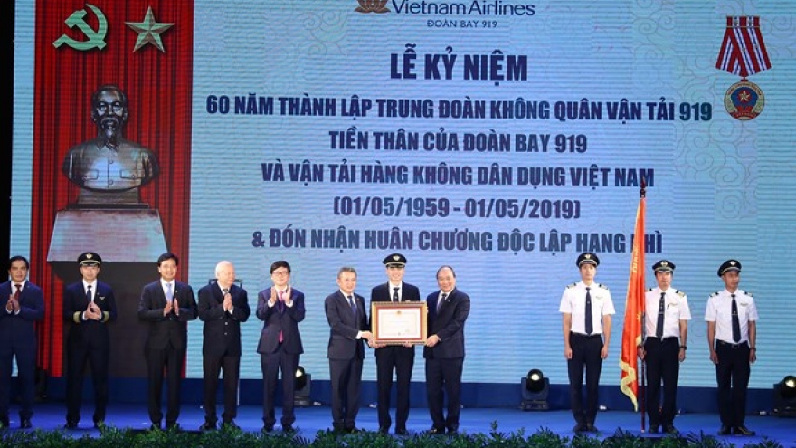 PM hopes Vietnam Airlines to become 5-star airline soon