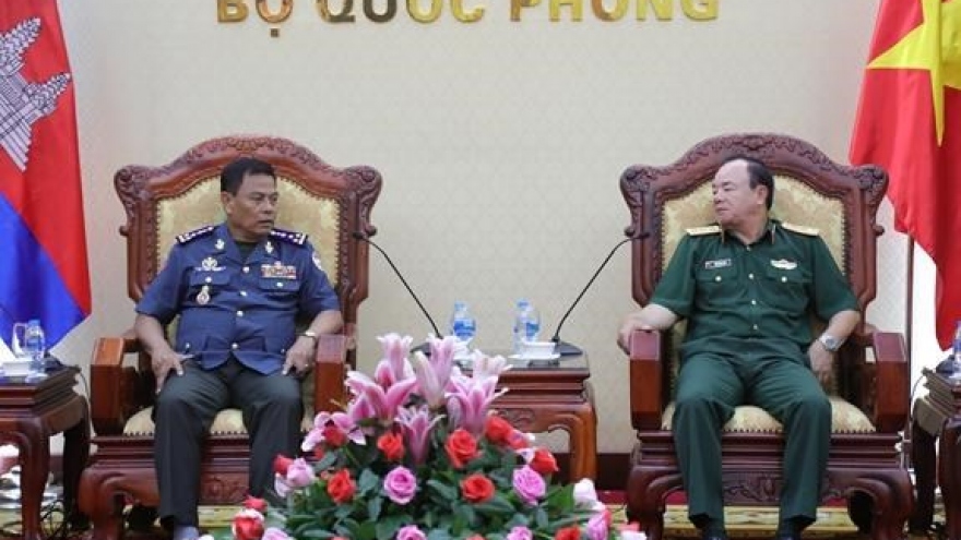 Deputy Chief of General Staff receives Cambodia military police officer