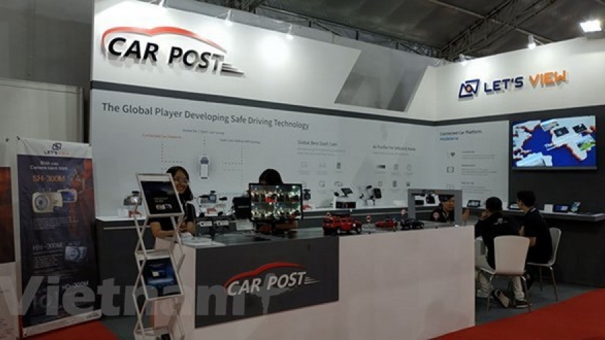 Contracts for nearly 900 automobiles signed at Vietnam Motor Show