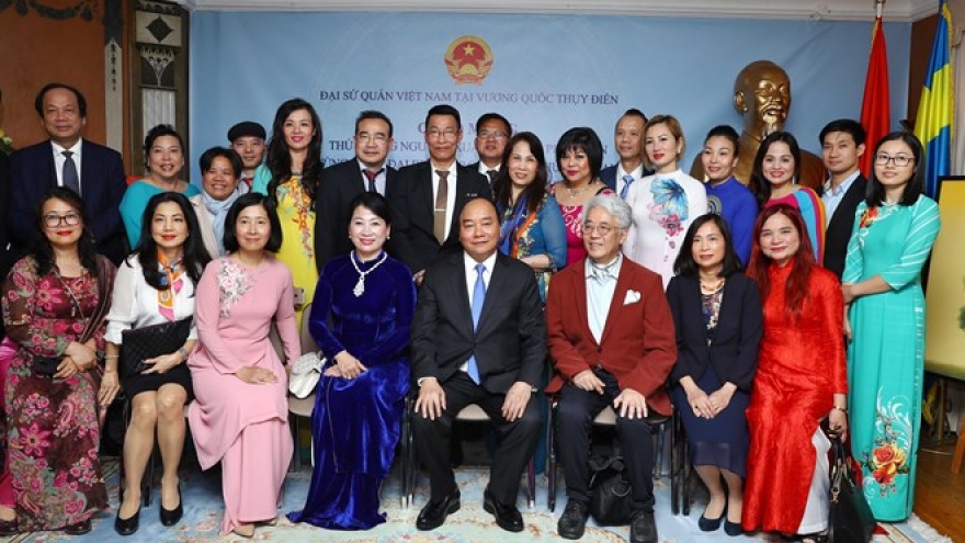 Prime Minister visits Vietnamese embassy staff, expatriates in Sweden