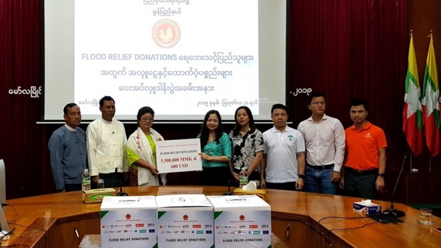 Vietnamese in Myanmar support flood-hit residents in Mon state
