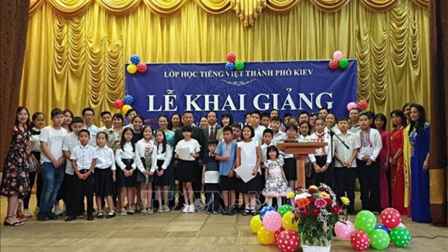 Vietnamese language class for children in Ukraine opens