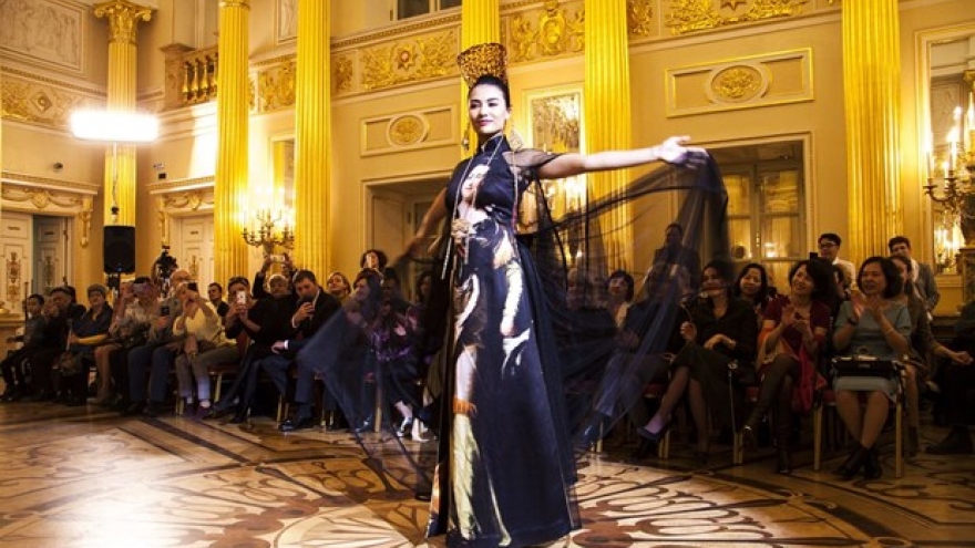 Vietnamese silk, brocade fashion show held in Russia