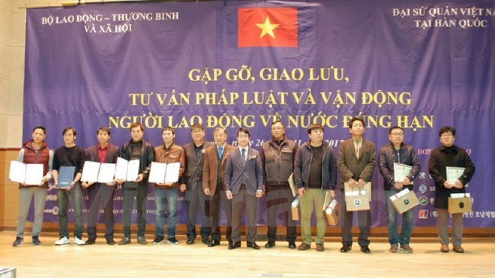Vietnamese workers in RoK receive consultations