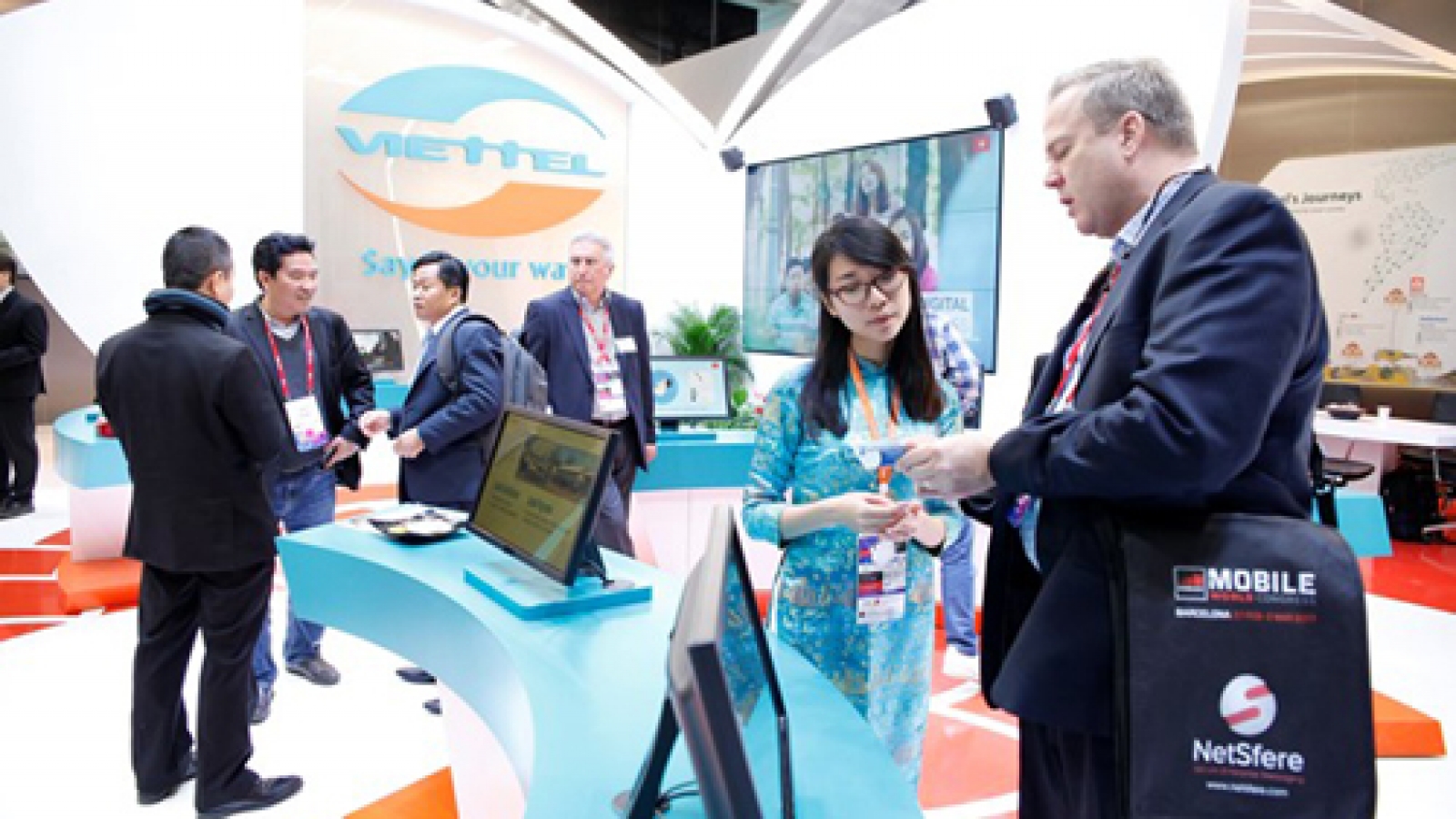 Mobile World Congress debuts cool stuff