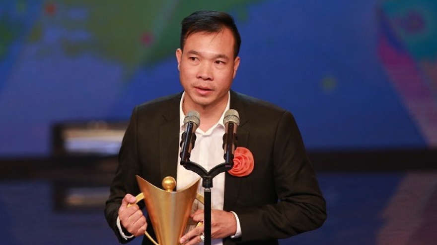 Vinh receives Cup of Victory as best athlete 