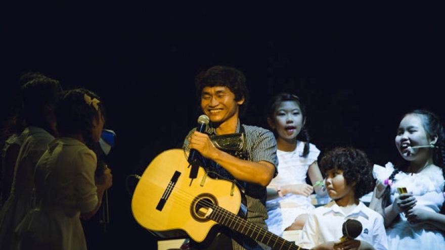 One-armed guitarists from Vietnam, Japan perform in HCM City