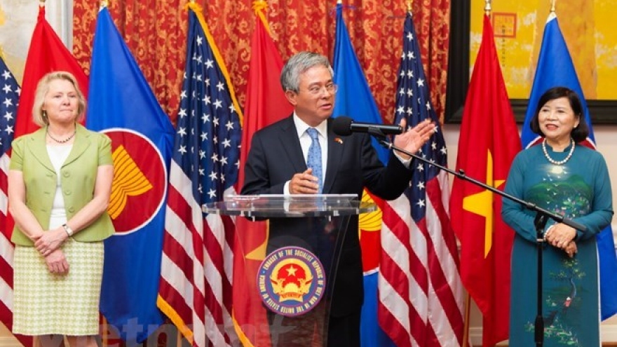 Vietnamese Ambassador to US bids farewell to local officials, friends