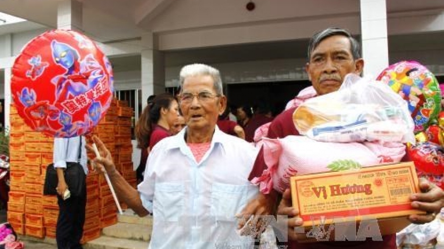 Vinh Long offers 1,000 gifts to AO victims, vision-impaired