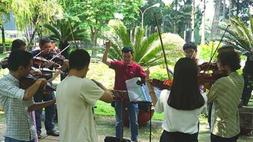 Free violin classes at downtown park