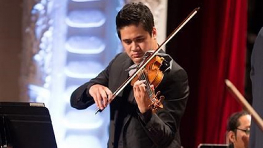 Solo performance by violinist Bui Cong Duy at Opera House