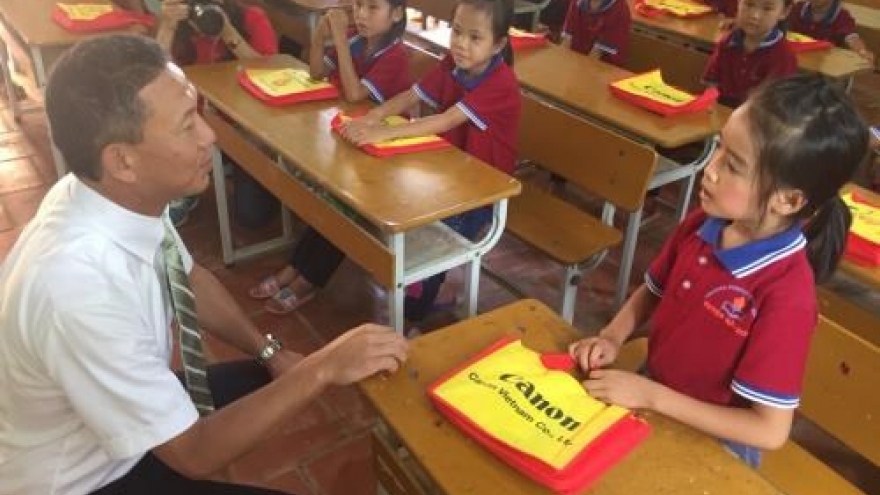 Canon Vietnam upgrades ethnic school in Lang Son