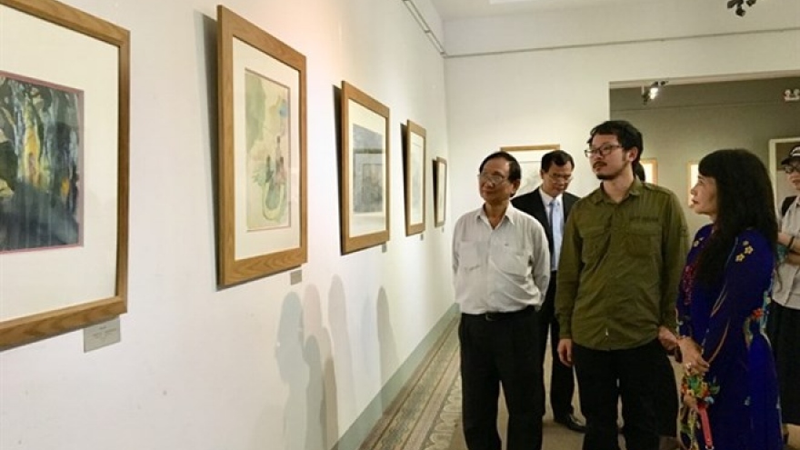 Chinese artist exhibits landscape paintings in HCM City