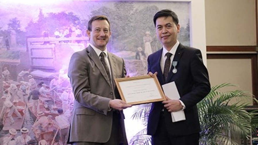 Vietnamese scholar presented French chevalier