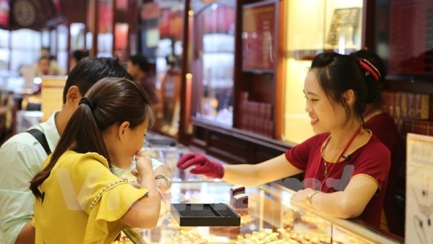 Domestic gold prices fall sharply