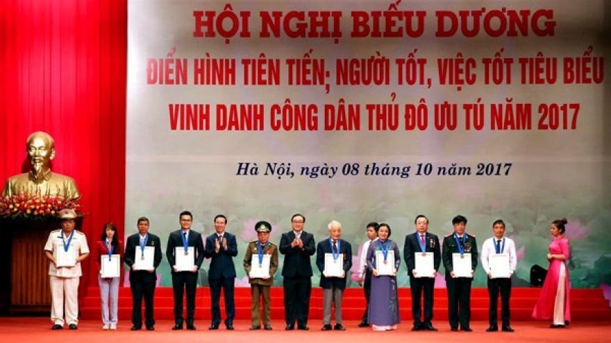 Hanoi honours 10 exemplary citizens in 2017