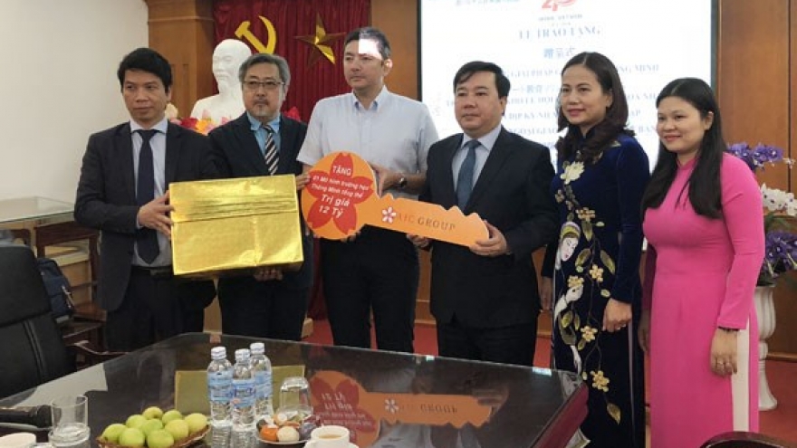 Japan presents Hanoi school Smart Education solutions