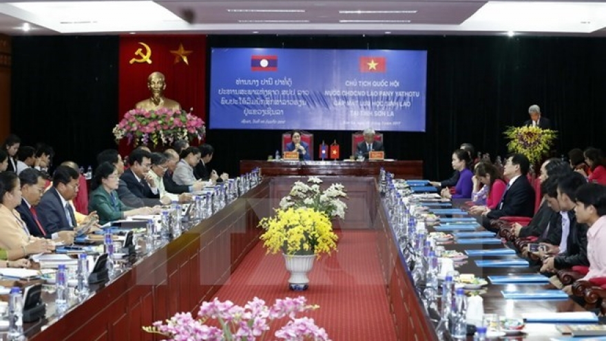 Lao NA President meets Lao students in Son La