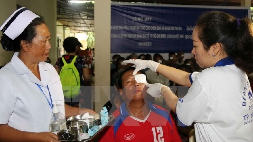 Vietnamese, Lao provinces enhance medical cooperation