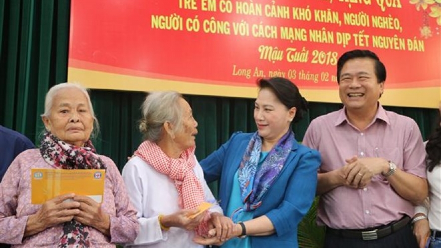 NA Chairwoman presents Tet gifts to poor families in Long An