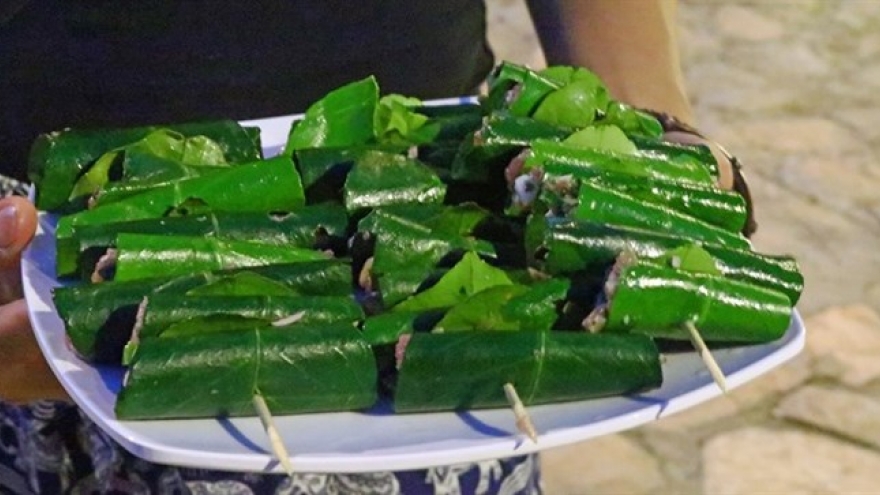 Pork in grapefruit leaves: a Muong delicacy