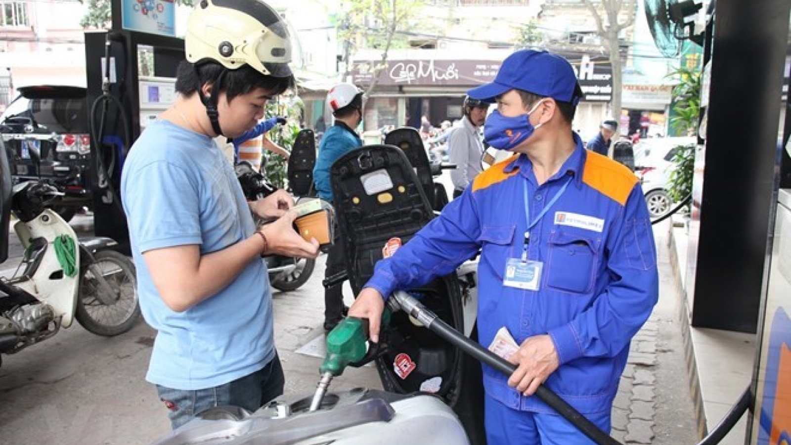 RON 95 petrol price drops by VND400 per litre
