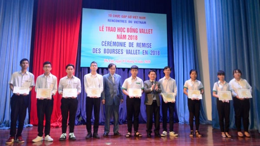 Students in Vietnam’s central region receive Vallet scholarships