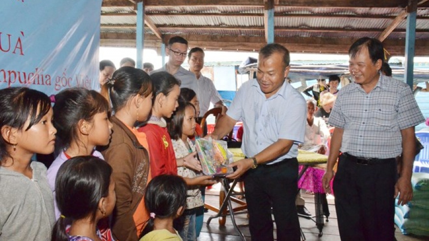 Support given to Vietnamese expats living on Tonle Sap Lake