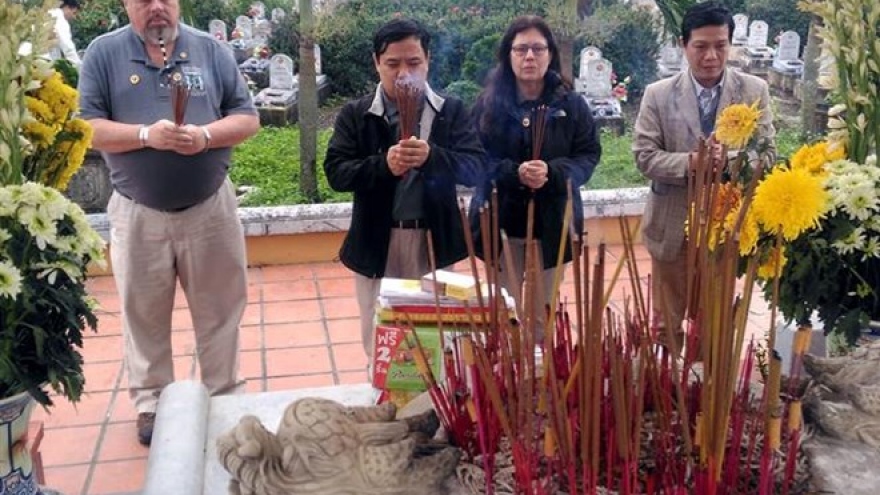 US veterans hand over records of martyrs’ remains in Quang Tri