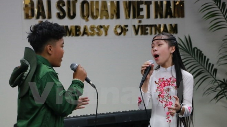 Vietnamese children perform in New Zealand