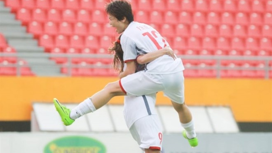 Vietnamese female footballers win bronze at AFF champs