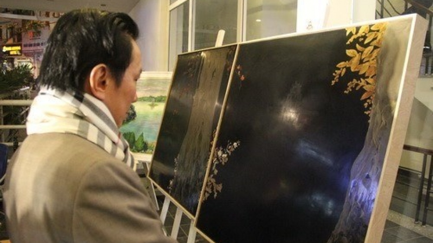 Art exhibition on Hoan Kiem Lake kicks off