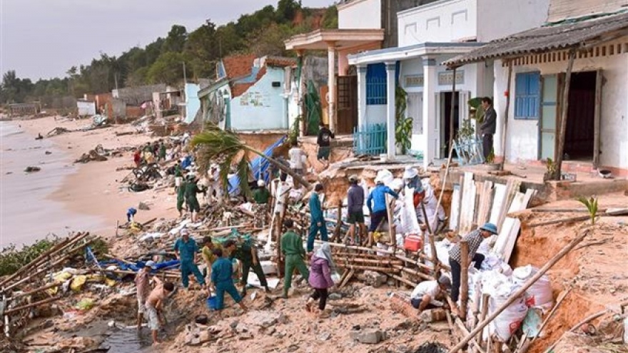 Binh Thuan: 11 houses collapse due to coastal erosion