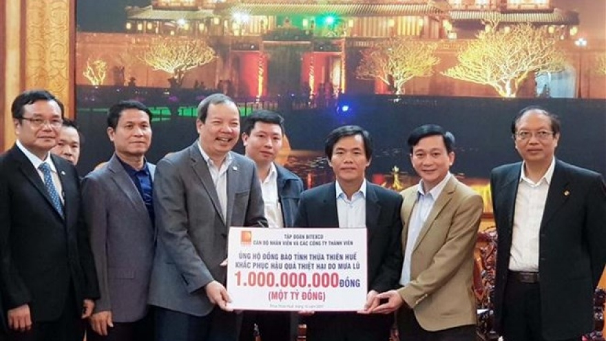 
        Flood victims in Thua Thien - Hue receive support
                              