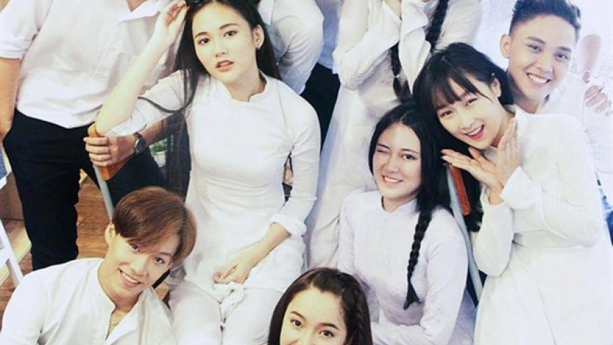 Female director debuts new TV show on teenagers