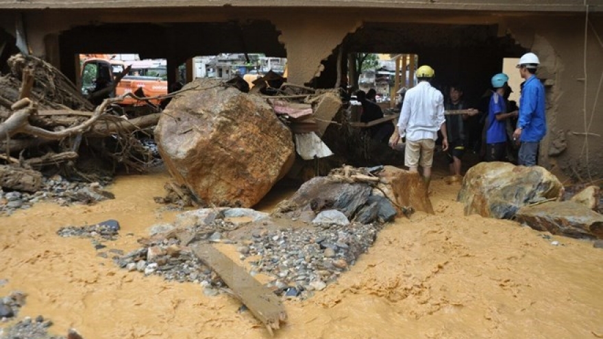 Lao PM offers sympathies on flood losses in northern Vietnam