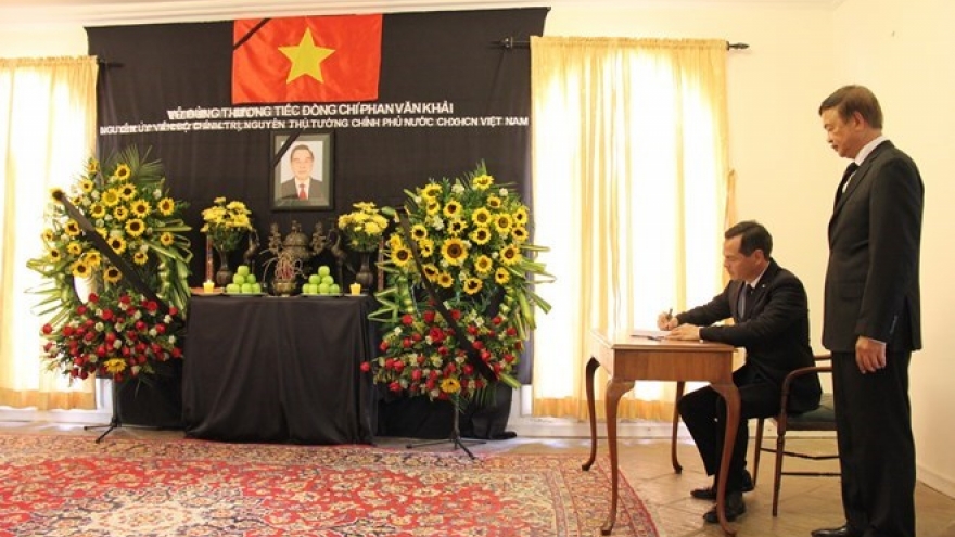 Int’l friends, overseas Vietnamese bid last farewells to former PM