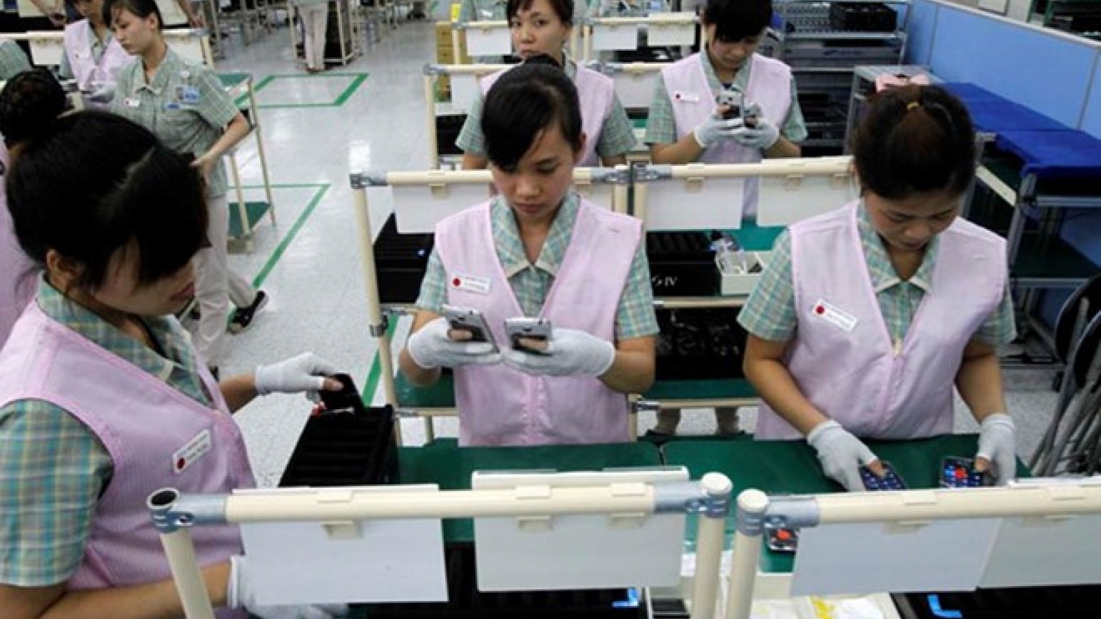 Mobile phone exports to China surge