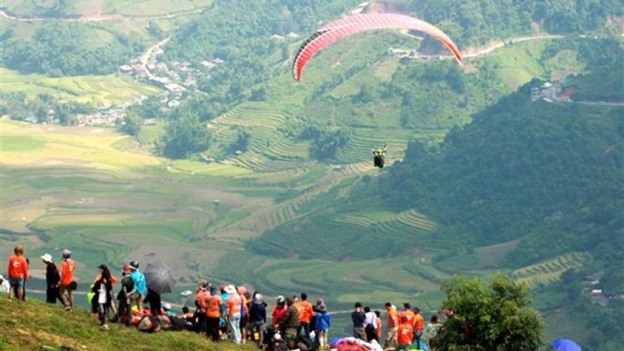 Over 100 pilots join paragliding festival in Yen Bai