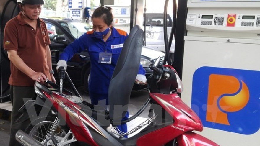 Petrol prices drop by over VND400 per litre