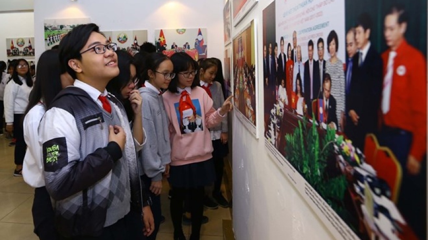 Photo exhibition on Vietnam, Laos relations opens in Hanoi