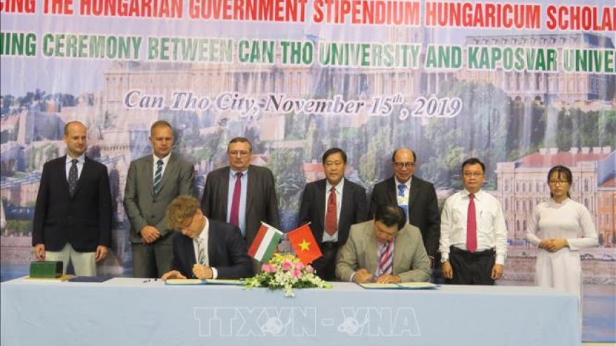 Can Tho, Hungary step up closer education cooperation