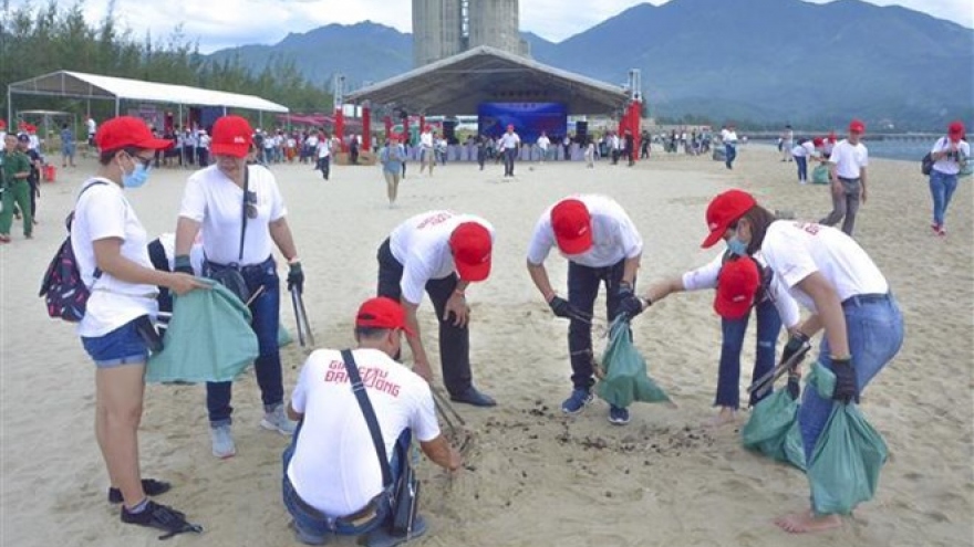 Over 800 volunteers join hands in cleaning Da Nang beach
