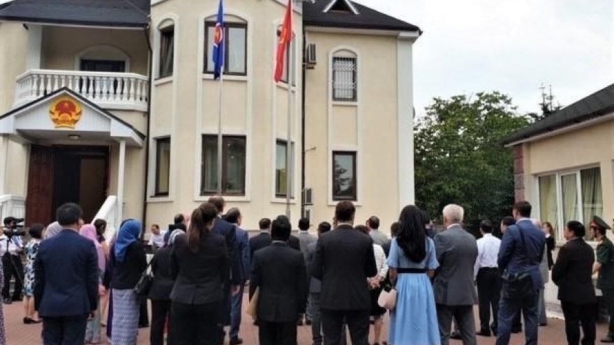 Vietnam embassy in Ukraine holds ASEAN flag hoisting ceremony