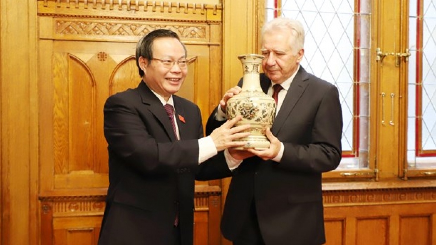 NA Vice Chairman Phung Quoc Hien visits Hungary